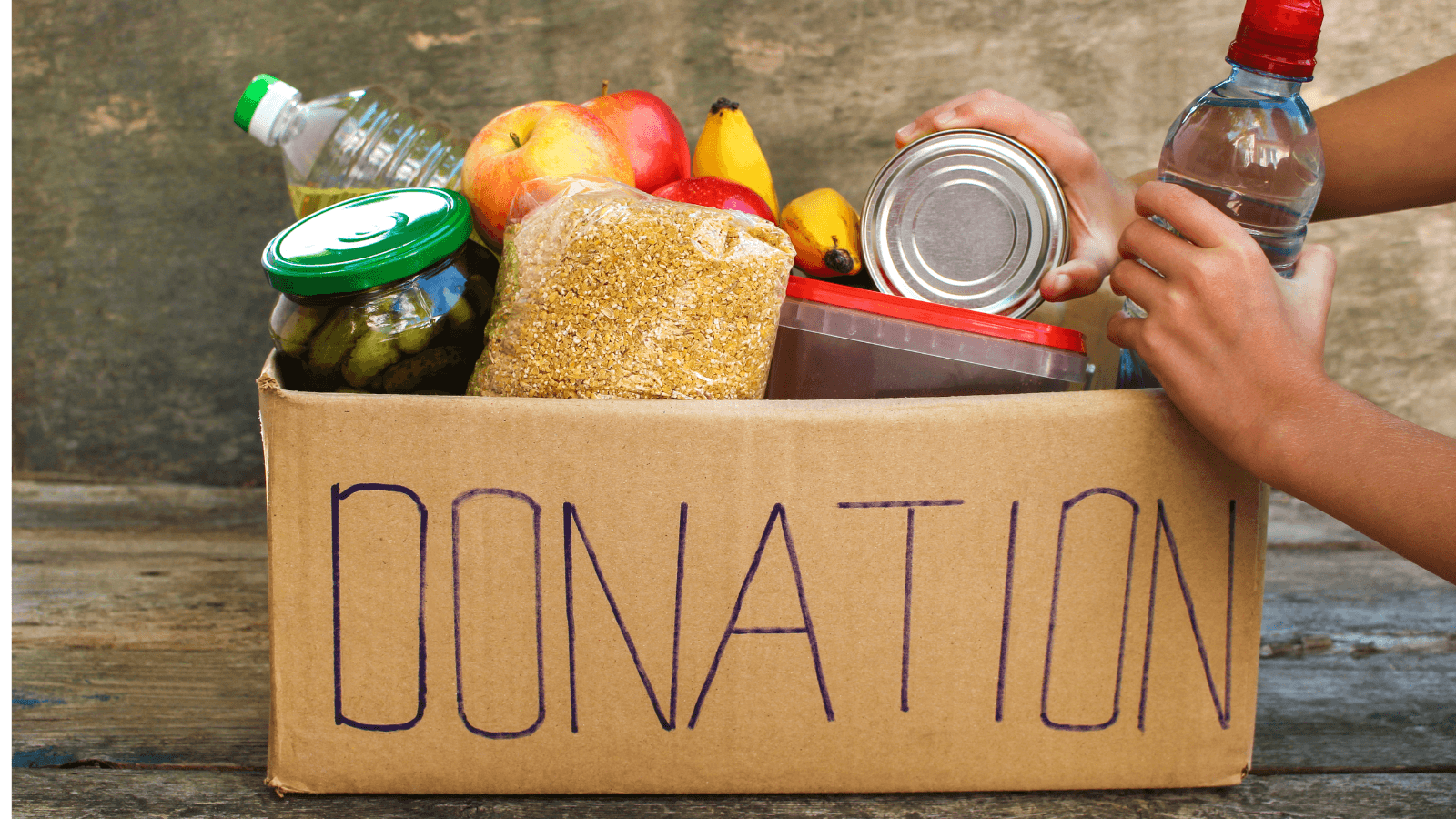 Green Bay East students hold Eats for East food drive