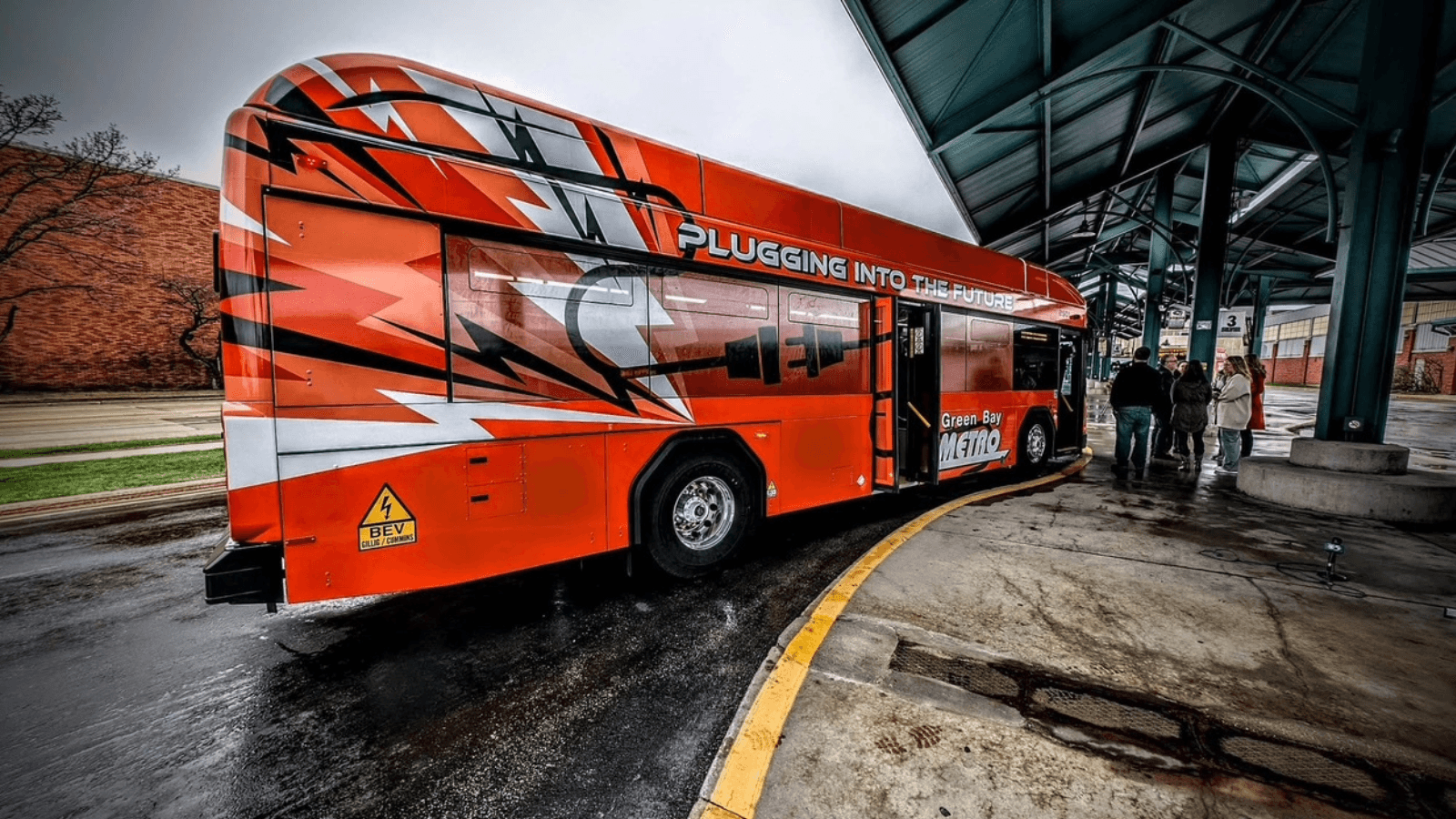 Green Bay unveils battery electric bus in time for NFL Draft