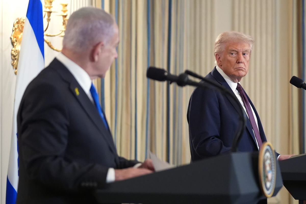 President Donald Trump and Prime Minister Benjamin Netanyah standing next to each other.