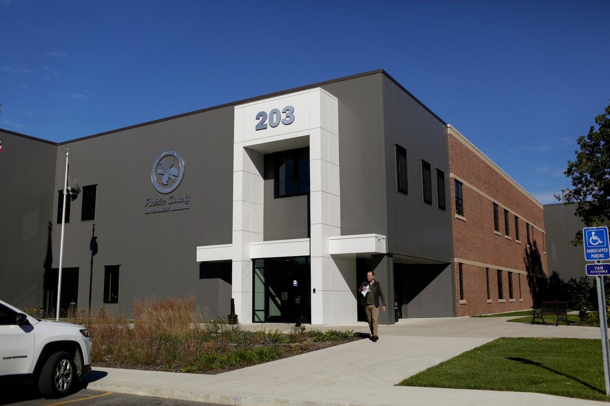 The exterior of the Antrim County government building in Bellaire. (Kristen Norman for Votebeat)