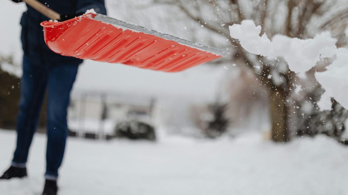 Snow Shovel Toss