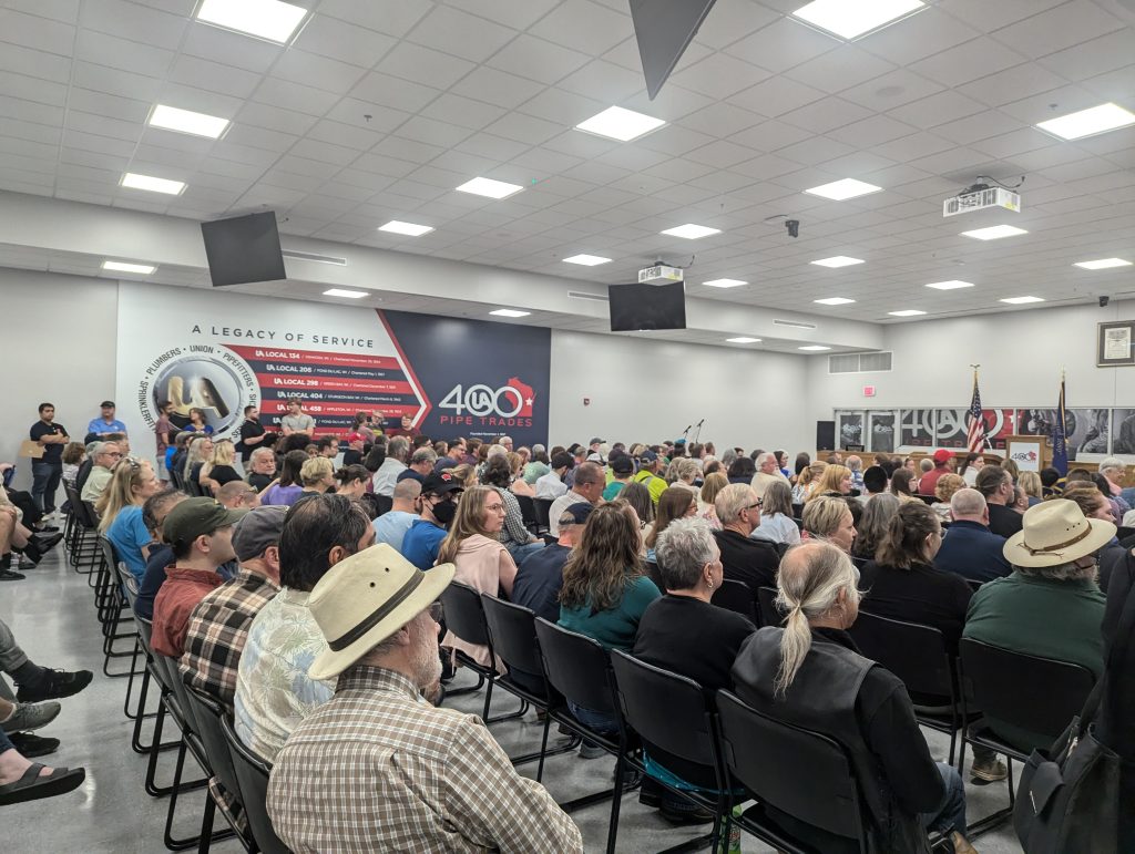 A standing-room-only crowd turns out to Plumbers & Steamfitters UA Local 400 in Kaukauna to hear Vermont Senator Bernie Sanders. (Photo: Lisa M. Hale/Civic Media)