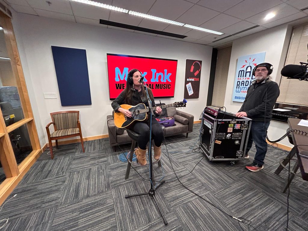 Jenny Lupien performing on Max Ink Radio with Rökker mixing sound